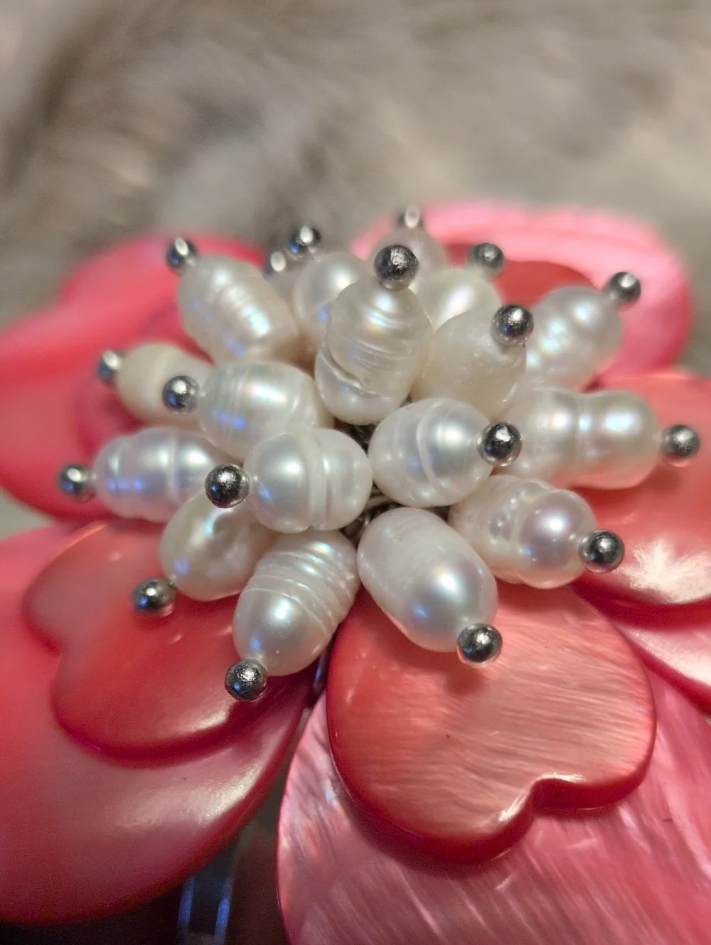 Carved Pink Mother of Pearl Flower Freshwater Pearl Hinge Bangle Cuff Bracelet